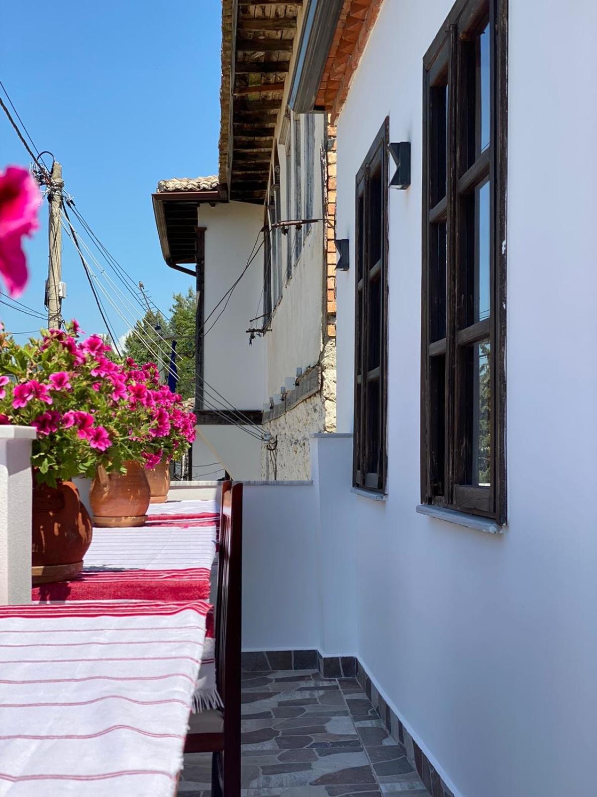 Oda E Skulptorit-Unesco Quarter Μπεράτ Εξωτερικό φωτογραφία