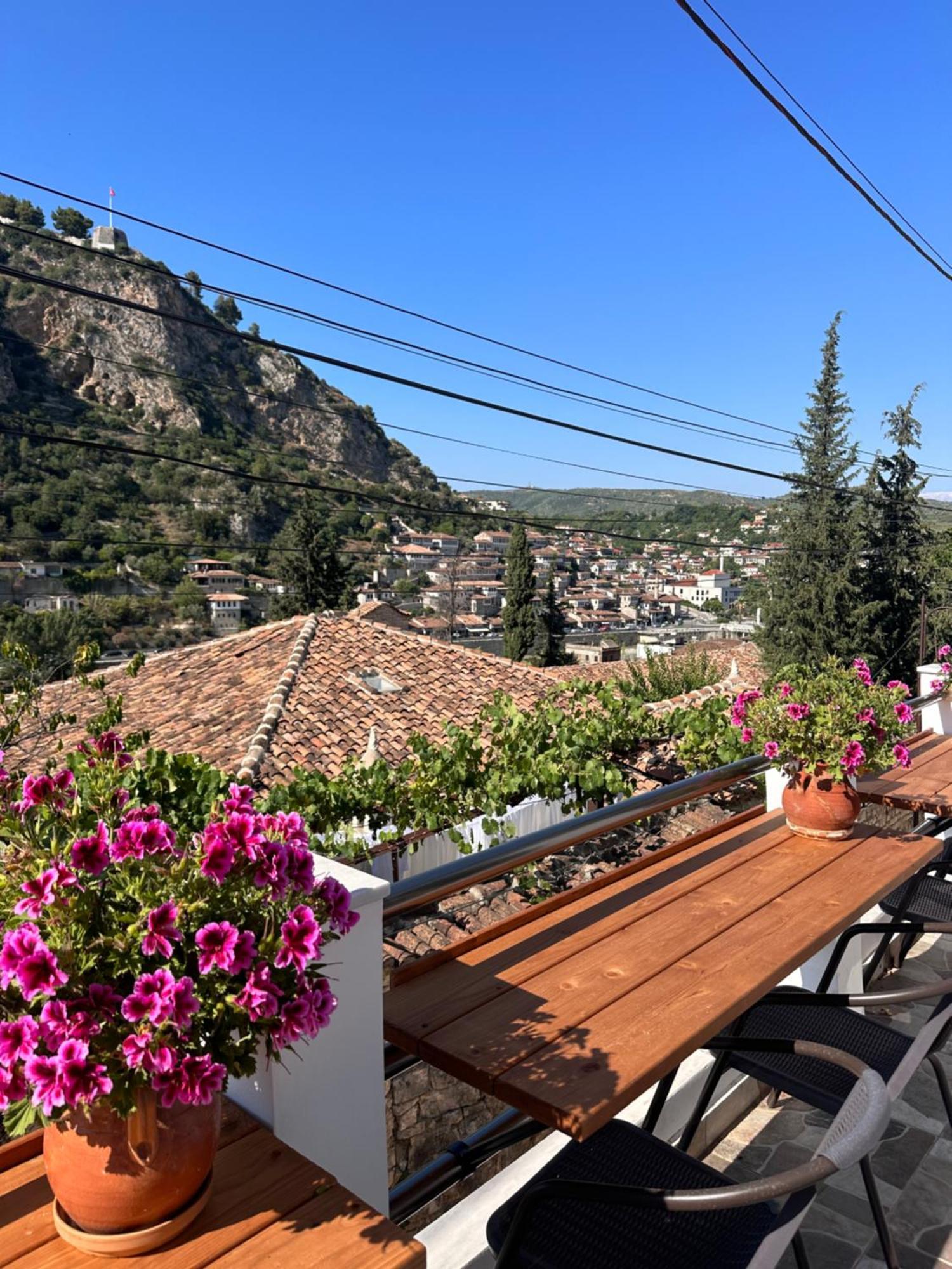Oda E Skulptorit-Unesco Quarter Μπεράτ Εξωτερικό φωτογραφία