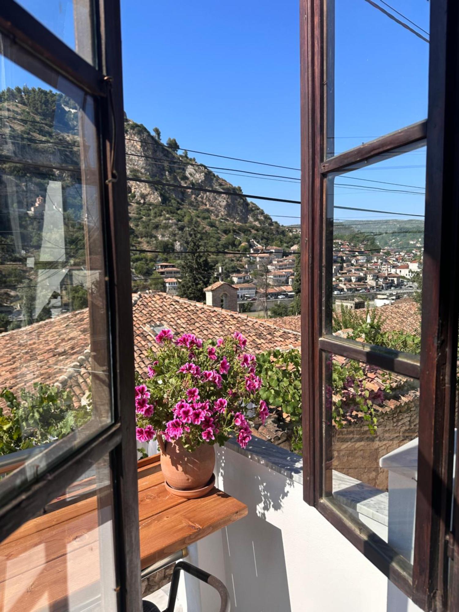 Oda E Skulptorit-Unesco Quarter Μπεράτ Εξωτερικό φωτογραφία
