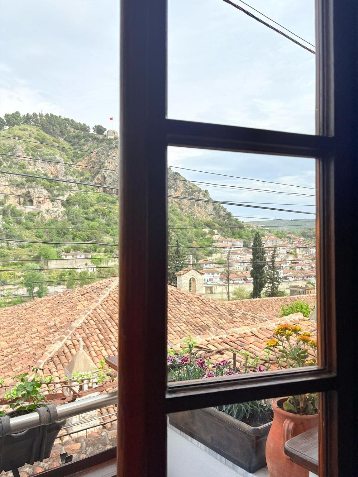 Oda E Skulptorit-Unesco Quarter Μπεράτ Εξωτερικό φωτογραφία