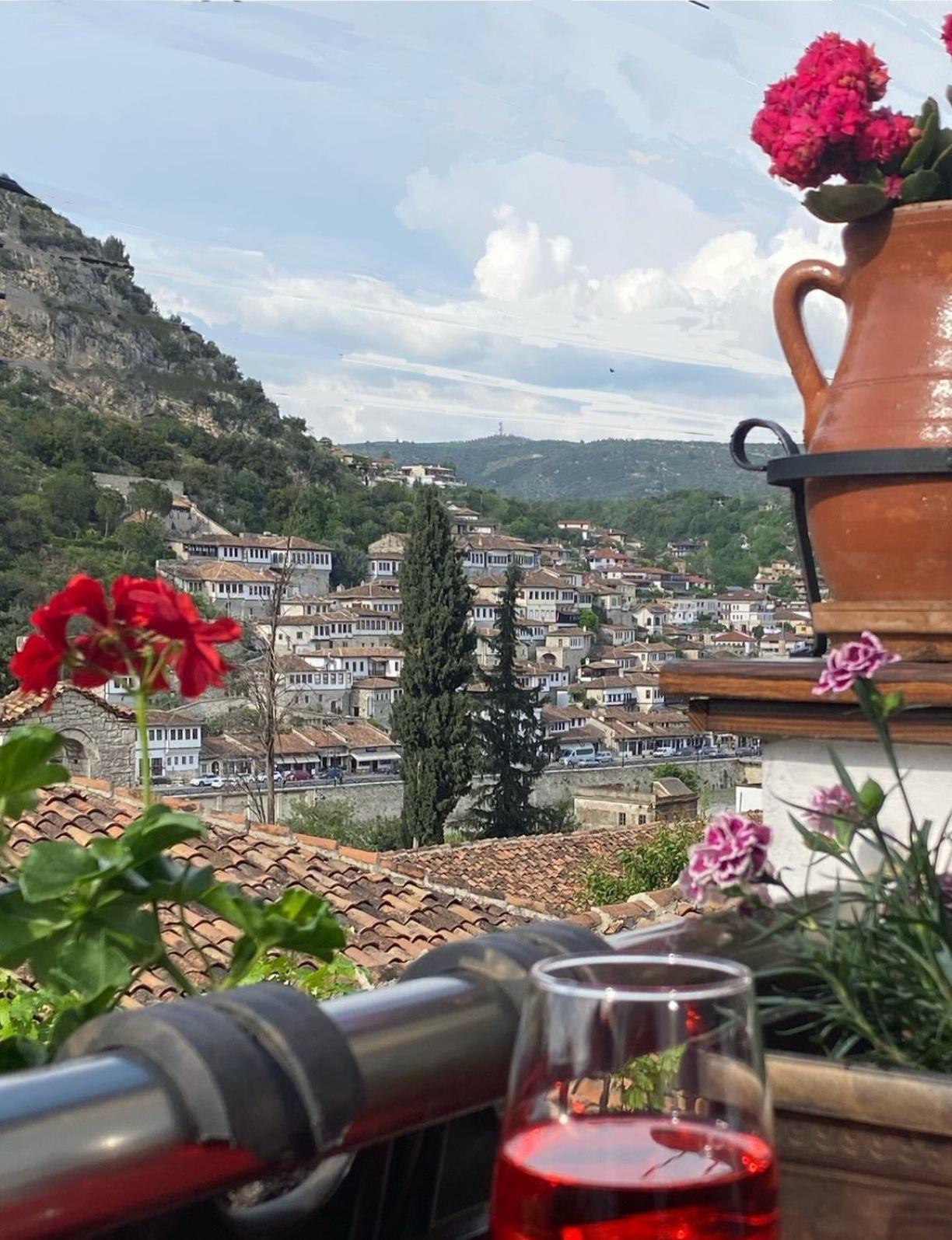 Oda E Skulptorit-Unesco Quarter Μπεράτ Εξωτερικό φωτογραφία